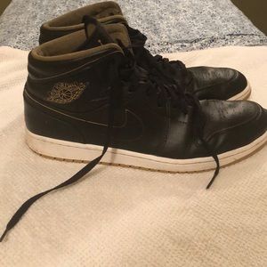 le scarpe nike air jordan retrò blackgold mens dimensioni 15 poshmark le scarpe nike air jordan retrò blackgold mens dimensioni 15 poshmark